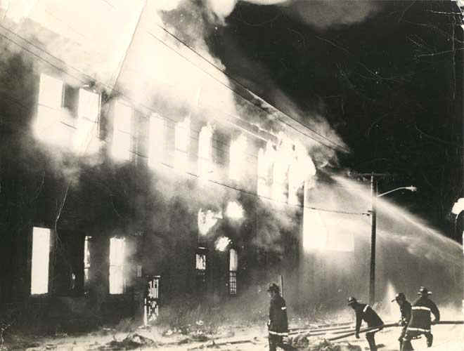 Evans Company fire, December 19, 1971 — taken shortly before the wall collapsed. Photo by Bob Bartosz.
