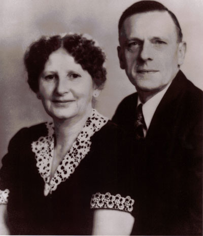 Flora and Bill Langdon and family at 1137 North 20th Street, circa 1943