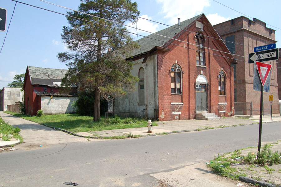 Intersection of Sycamore Street and Maurice Street, 2006.