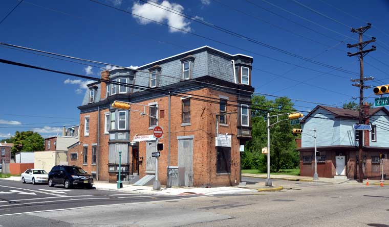 River Road at North 27th Street, looking northwest, August 2011