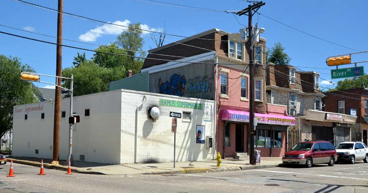 River Road at North 27th Street, looking northeast, August 2011