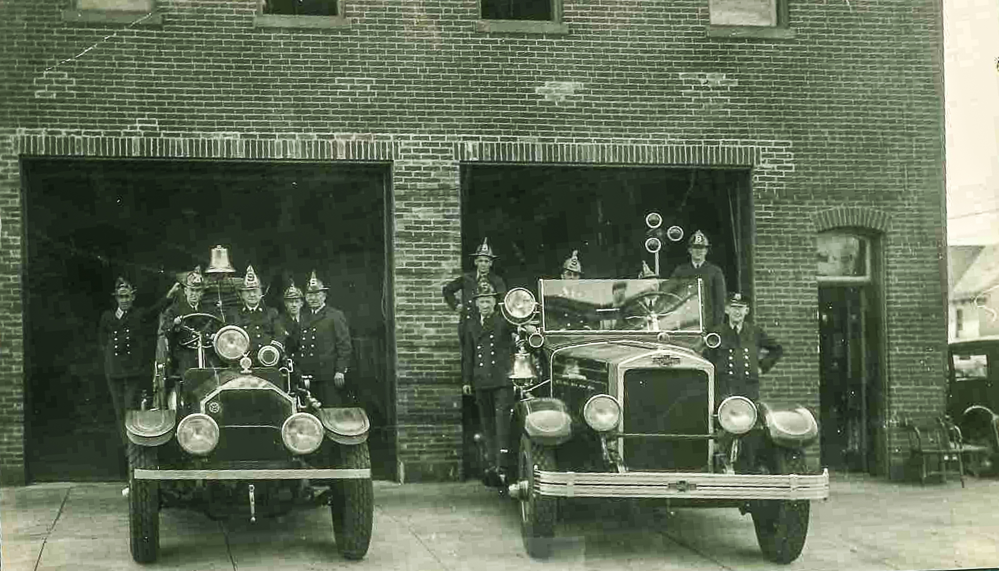 Engine 9 and Ladder 3 group photo, circa 1946