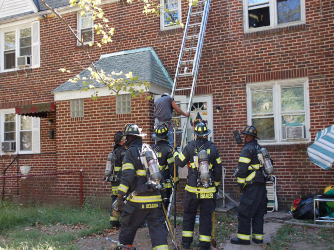 547 Pfeiffer Street fire — man makes it safely to the ground from the burning roof