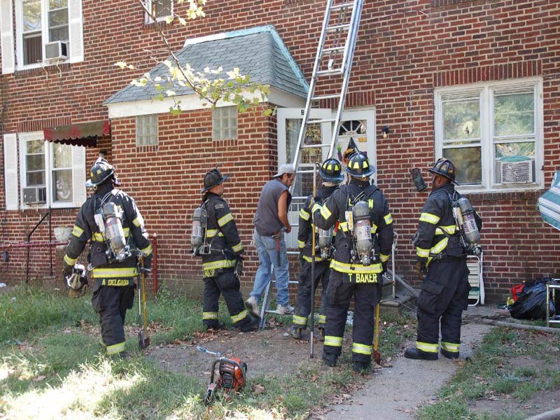 547 Pfeiffer Street fire — man makes it safely to the ground from the burning roof