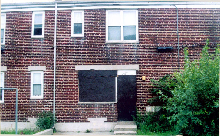 59 Ablett Village showing former coal bin access, August 2004