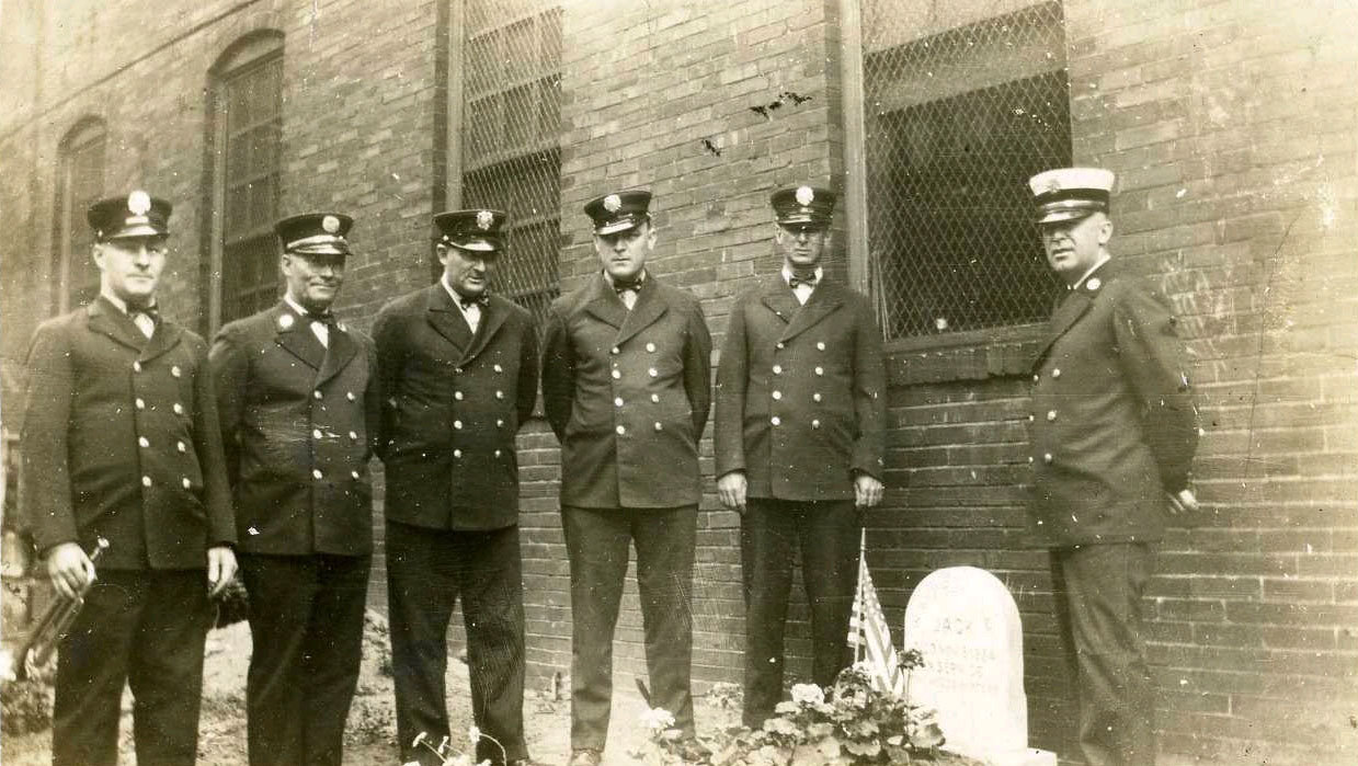 Graveside ceremony for fire mascot Jack, November 1934