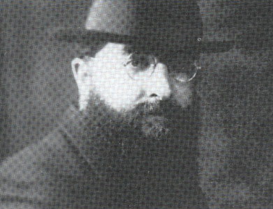 Portrait of Rabbi Naftoly H. J. Riff in a brimmed hat, with beard and round glasses